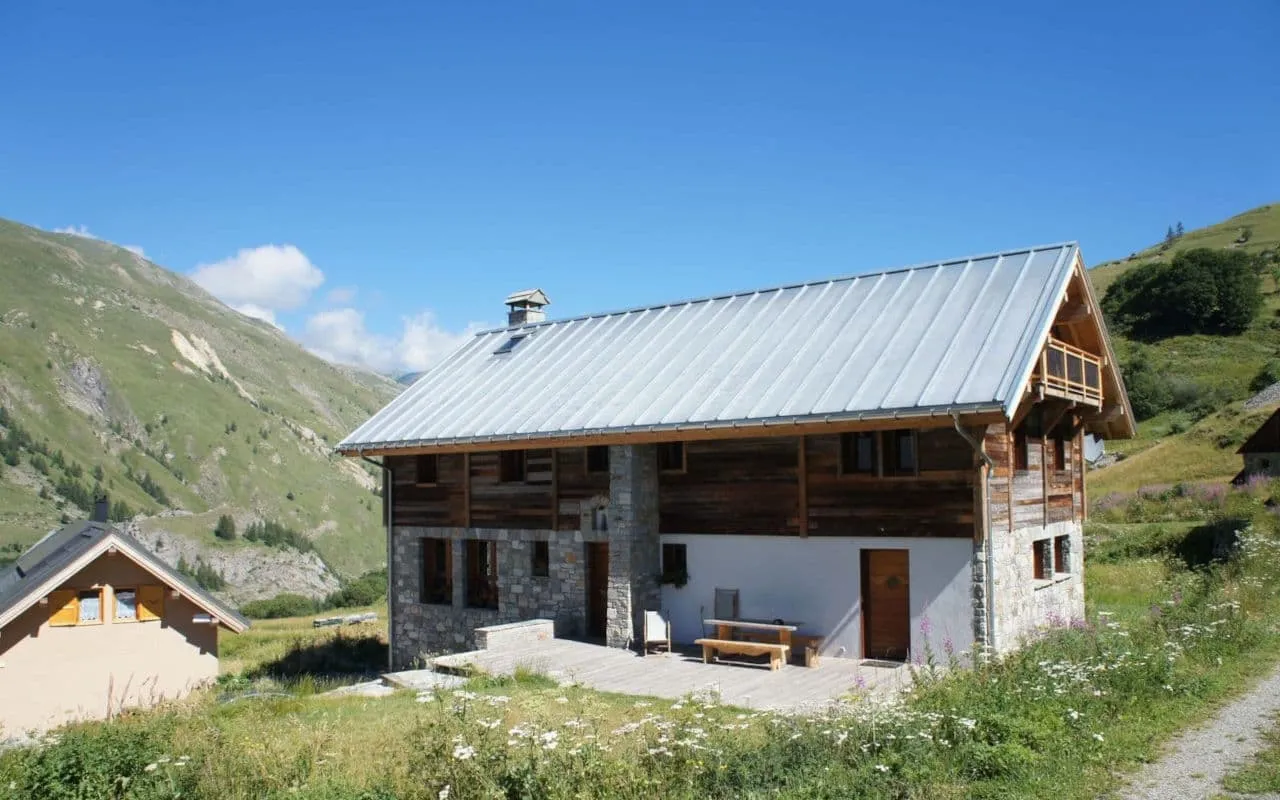 ../assets/chalet_imgs/chalet_ete_vue_terrase_1280x800.jpg