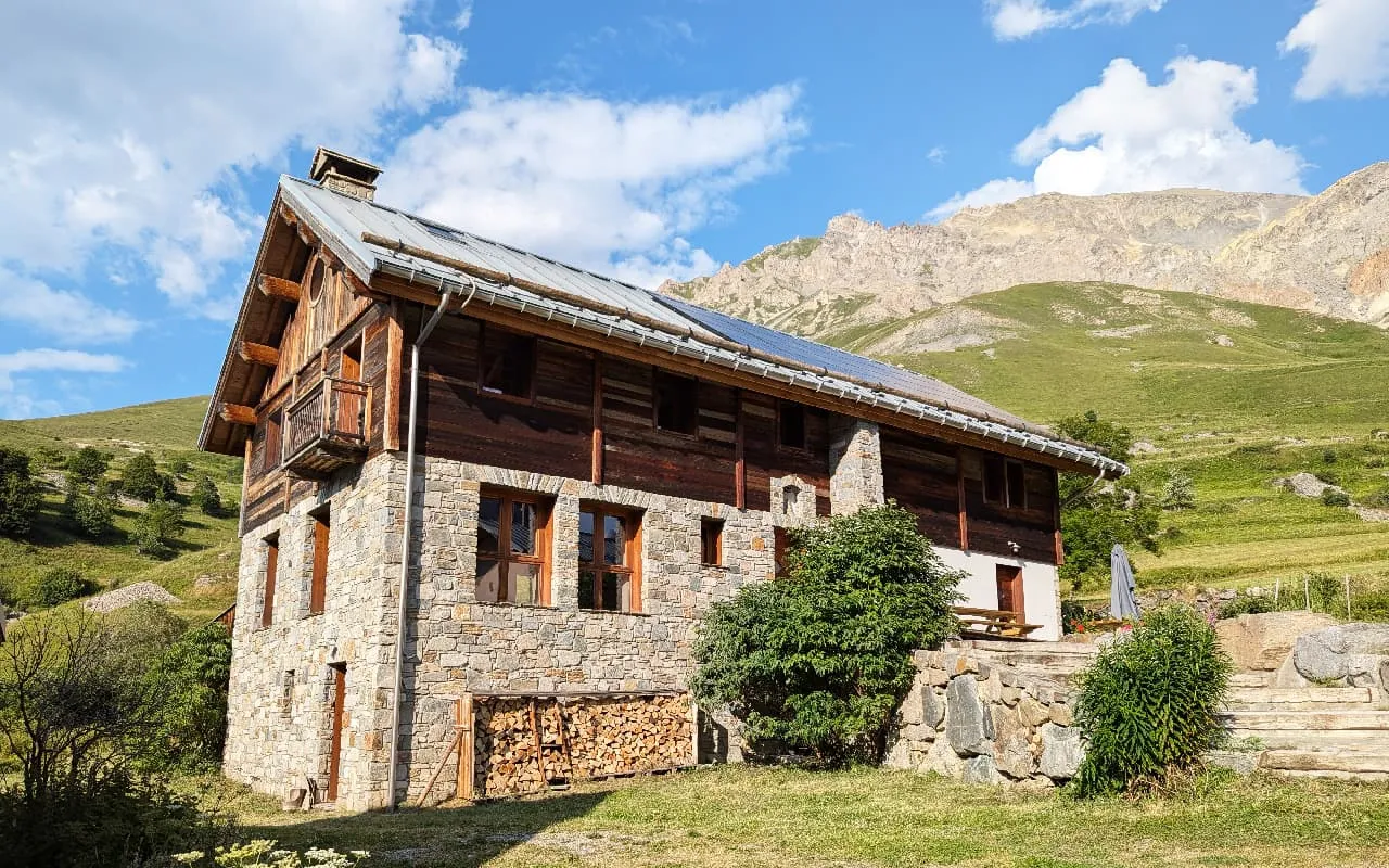 ../assets/chalet_imgs/chalet_front-left.jpg