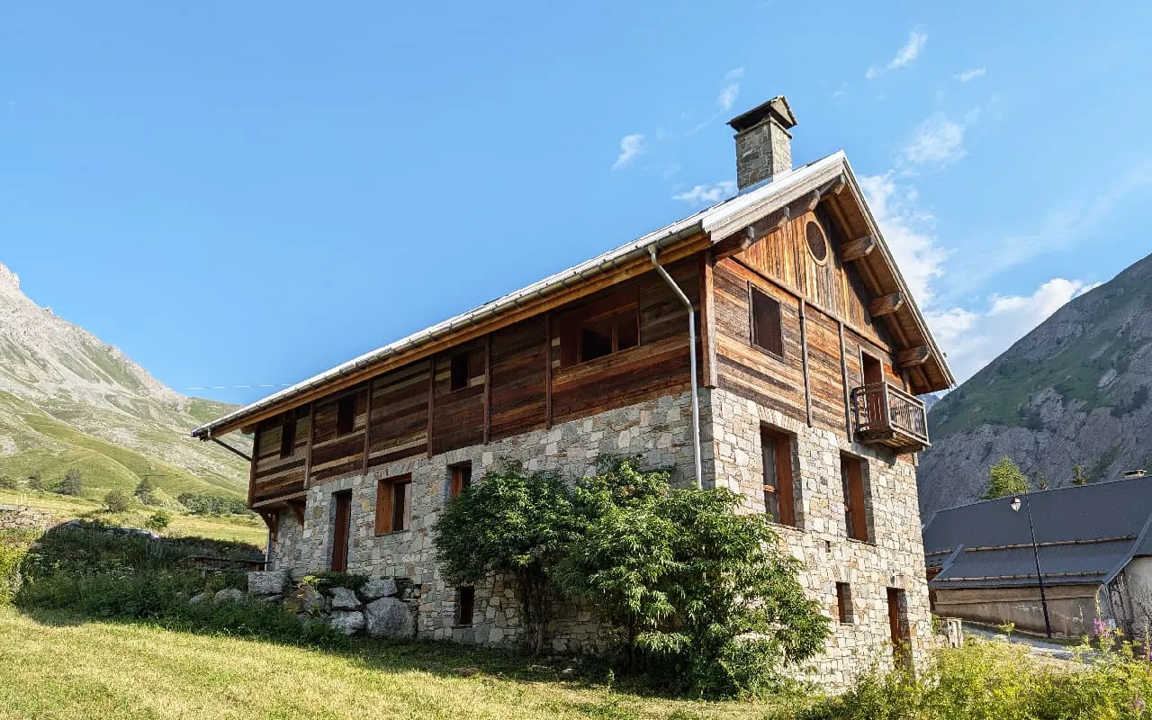 ../assets/chalet_imgs/chalett-left.jpg