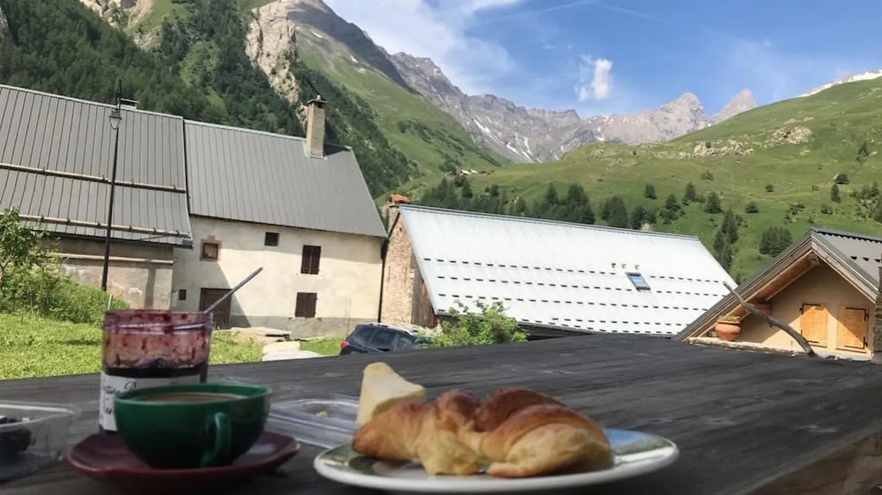 ../assets/chalet_imgs/terrace_croissant_1280x718.jpg